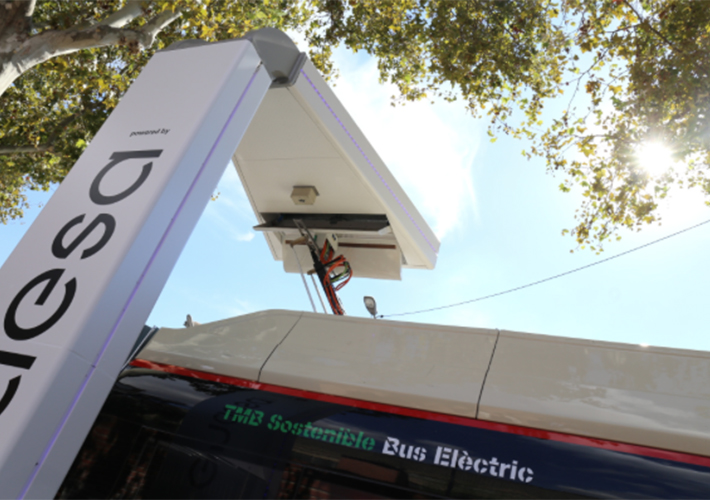 Foto ENDESA Y TMB INSTALAN 2 NUEVOS PANTÓGRAFOS PARA LA RECARGA DE LOS AUTOBUSES ELÉCTRICOS DE BARCELONA.